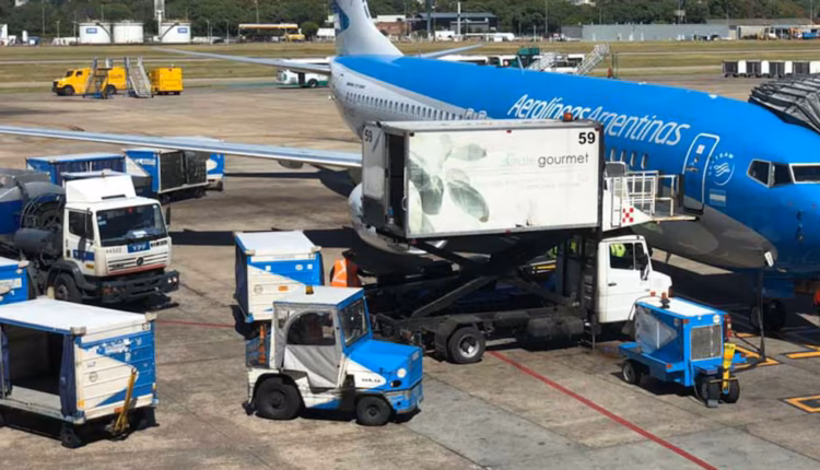 Tras el intento de privatización de Intercargo, Aerolíneas Argentinas asumió los servicios de rampa en cuatro aeropuertos