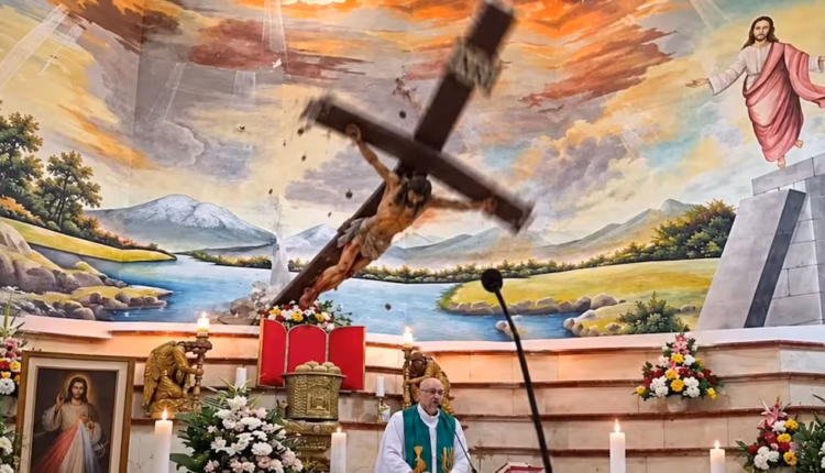Un sacerdote ecuatoriano murió en plena misa aplastado por un crucifijo