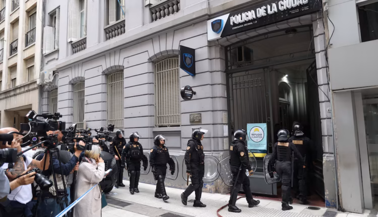 Motín en una comisaría porteña: tras cinco horas de tensión, liberaron al policía que los presos tomaron de rehén
