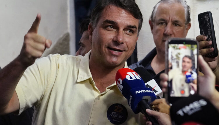 Flávio Bolsonaro aterrizó en el aeropuerto de Miami-Opa Locka procedente de Argentina