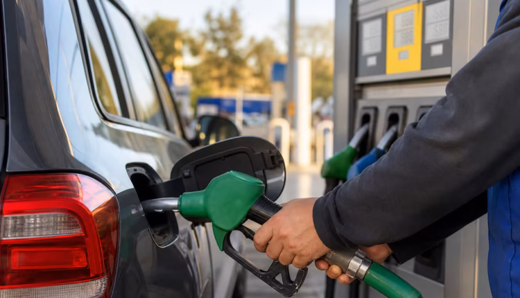 La nafta acumula una suba del 23% en dólares en Argentina este año: cuáles son los precios en el resto de América Latina