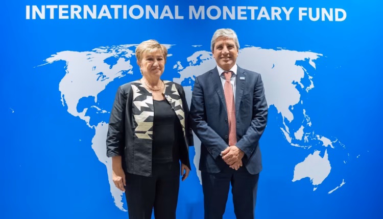 Después de que el FMI recortó la perspectiva de crecimiento de Argentina, Georgieva elogió ante Caputo la disciplina fiscal del Gobierno