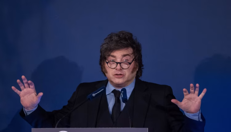 Milei atribuyó la suba del riesgo país a la volatilidad internacional y la oposición: “Enfrente están los orcos, una peste que quiere romper todo”