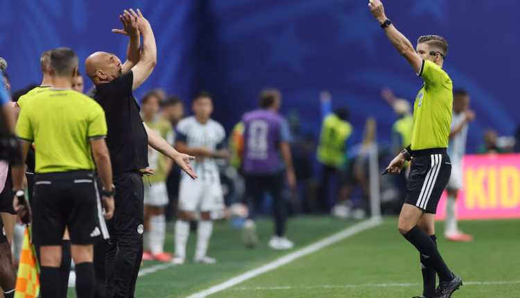 FIFA tomó una decisión tras el escándalo entre Argentina y Egipto: duras sanciones para el DT y dos integrantes del plantel