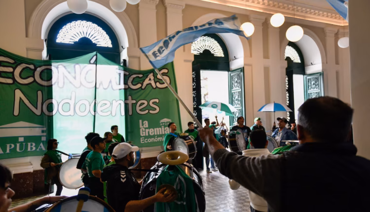 Financiamiento Universitario: la Justicia suspendió las multas al Gobierno por la actualización de los salarios docentes