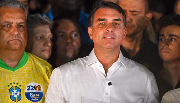 Migraciones confirmó que Flávio Bolsonaro viajó con su familia desde Argentina hacia Ecuador “sin ningún impedimento legal”