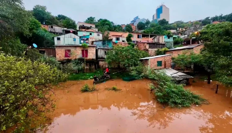 La crecida de los ríos Paraná e Iguazú agrava las inundaciones en la Triple Frontera y obliga a evacuar