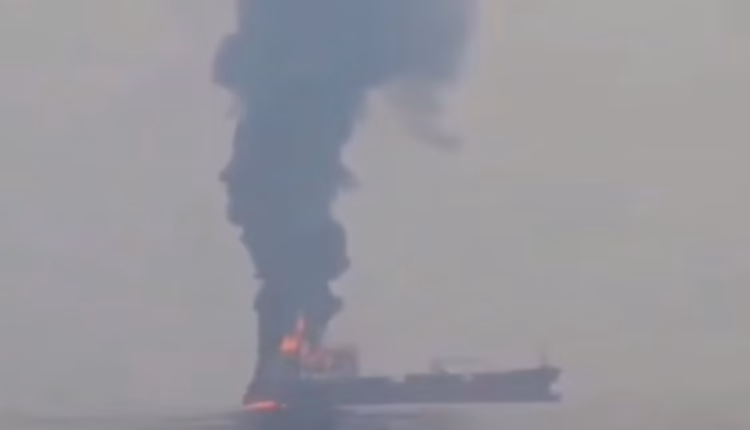 El régimen de Irán informó que otro superpetrolero se incendió tras chocar con una mina marítima mientras transitaba por Ormuz