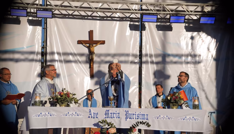 A un mes de la llegada del Papa, la Iglesia suma focos de tensión y frentes de discusión con el Gobierno