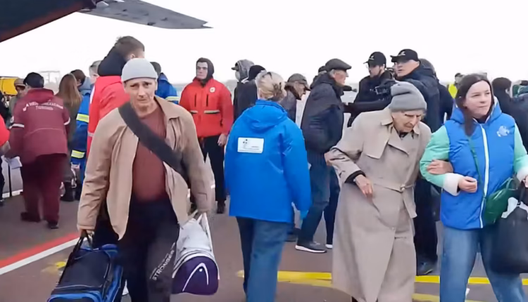Civiles ucranianos de Oleshky, ciudad devastada por la guerra, fueron evacuados bajo la tregua temporal mediada por EEUU