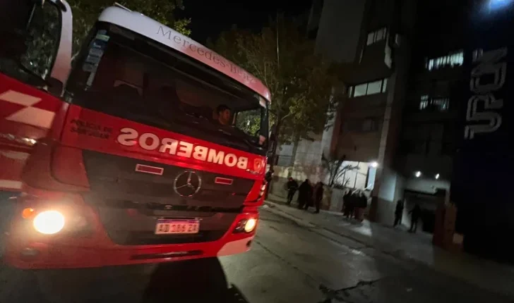 Operativo de Bomberos y Protección Civil logró extinguir un incendio en calle Lemos, departamento Rawson