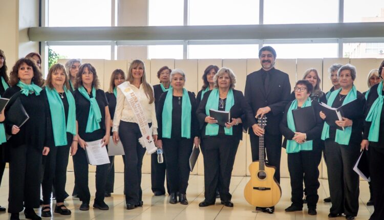 La música coral irrumpió el Centro Cívico para celebrar el Día Internacional de las Personas Mayores