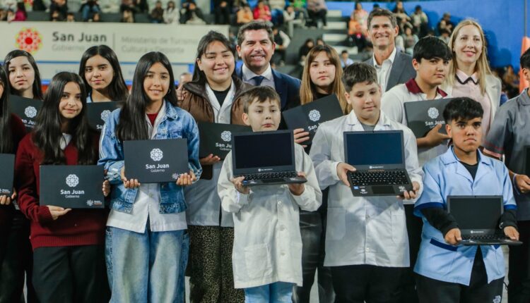Orrego entregó computadoras a estudiantes y el programa ya alcanzó a 12.914 alumnos en San Juan