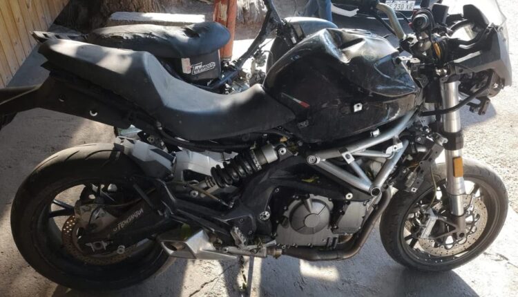 Allanaron viviendas en Chimbas y Capital: secuestraron motos robadas, motopartes y armas