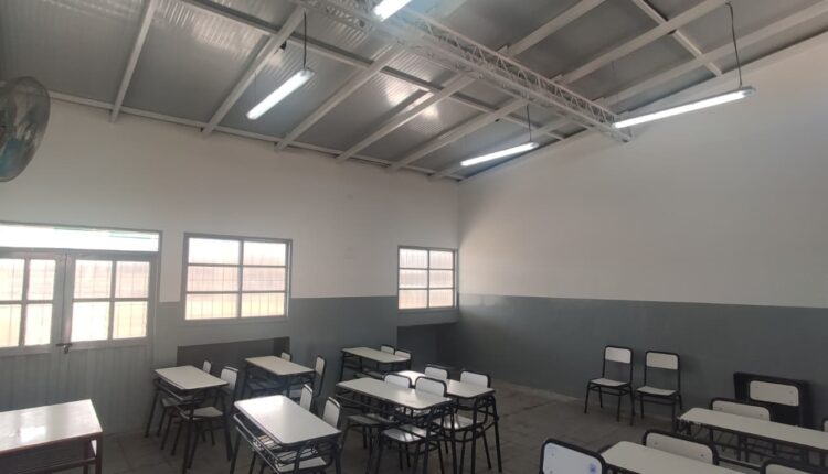 Puesta a punto de escuelas en San Juan: intensifican los trabajos de mantenimiento para prevenir filtraciones por lluvias
