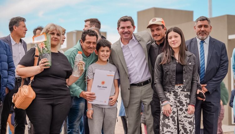 Orrego entregó 69 casas en Chimbas y anunció la próxima entrega de un nuevo barrio en Angaco