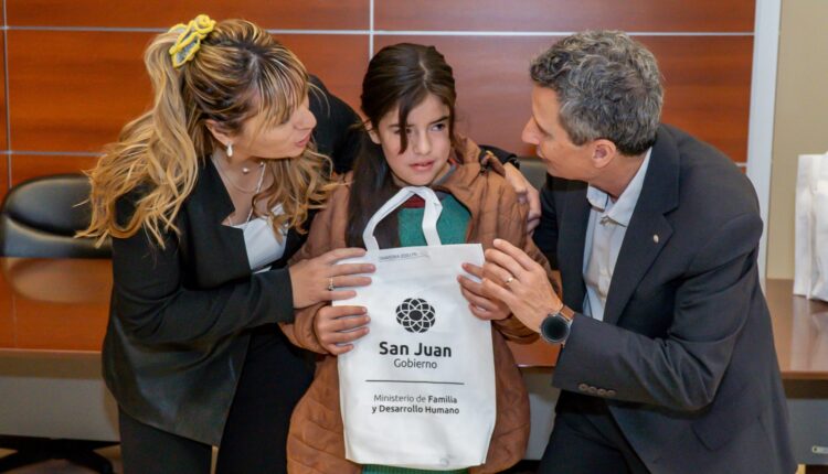 Familia entregó audífonos a personas con dificultades auditivas