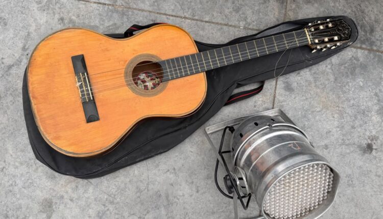 Pocito: un menor trepó al techo de una casa para robar e intentó escapar tirando una guitarra y una lámpara LED