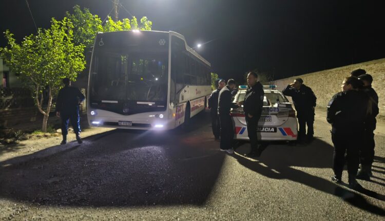 Violento episodio en La Bebida: detuvieron a un hombre que atacó a un chofer de RedTulum y hirió a un policía
