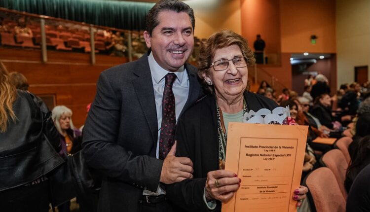 Orrego entregó 442 escrituras y más familias sanjuaninas accedieron a la titularidad de sus viviendas