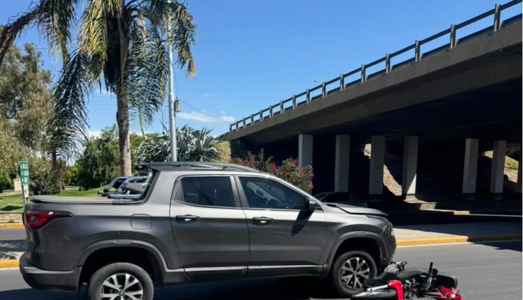 Violento choque en Santa Lucía: una camioneta embistió a un motociclista y debió ser hospitalizado de urgencia