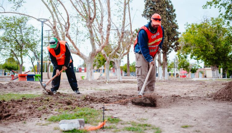 Rivadavia no se detiene: construye una nueva cancha de tejo en la plaza de Marquesado