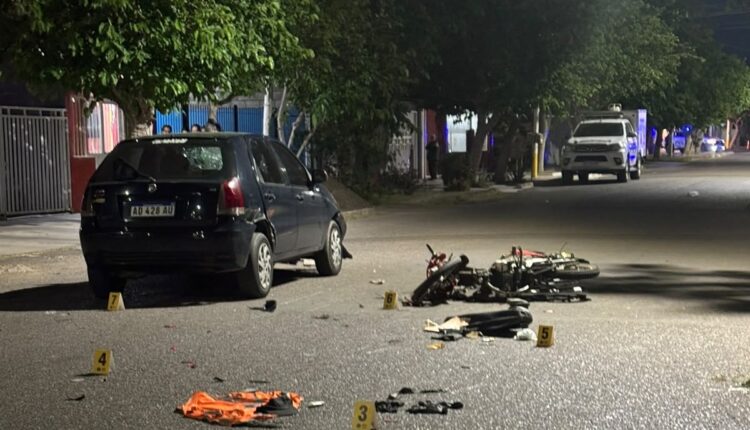 Un motociclista quedó en grave estado tras chocar contra un auto en una esquina de Rawson