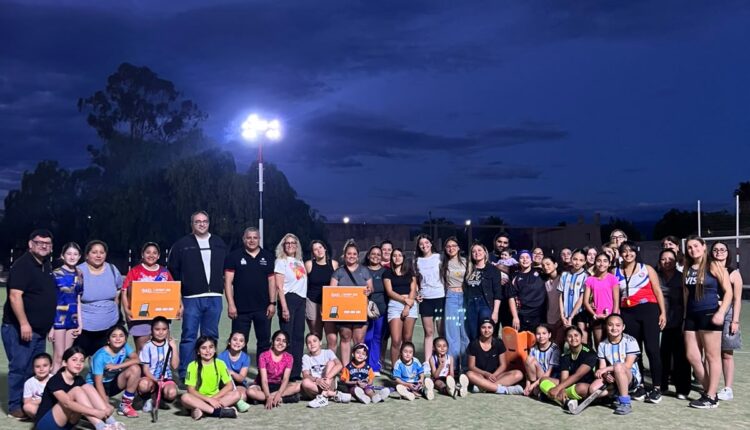 Caucete renueva la iluminación de su club de hockey y beneficia a 350 jugadoras