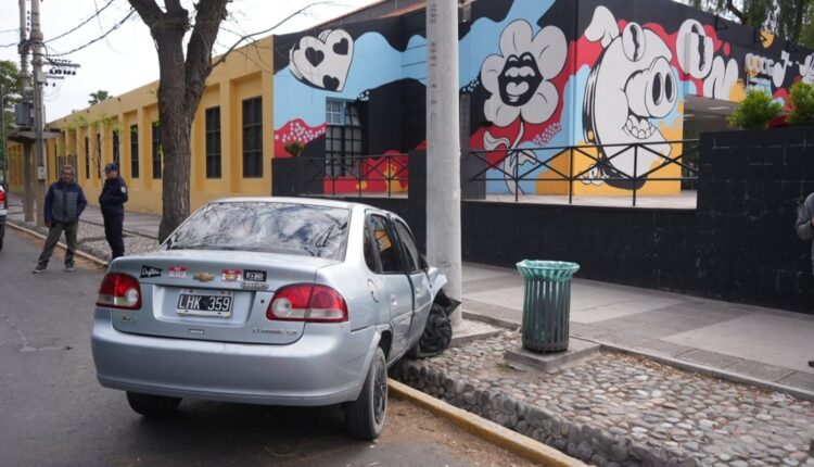 Un auto perdió el control y terminó volcado en la cuneta frente al Centro Cultural Conte Grand