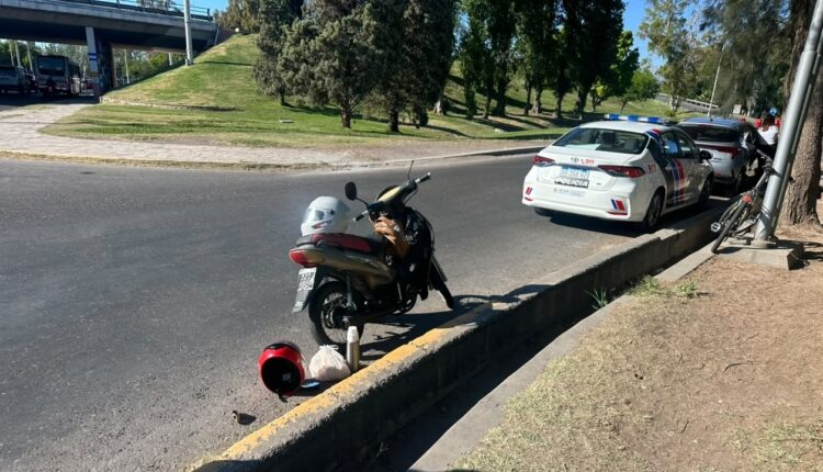 Una motociclista resultó herida tras chocar con un auto en el lateral de Circunvalación