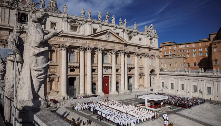 El cardenal Tagle presidió la misa ante una multitud en el Vaticano mientras se reza por la salud de León XIV