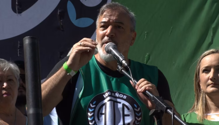 El Gobierno le respondió al sindicalista que había pedido hacerle un examen médico a Javier Milei: “Es competente”