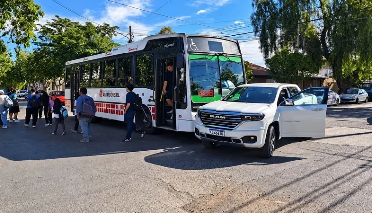 Siniestro vial en Capital: un colectivo de la RedTulum y una camioneta RAM protagonizaron un choque sin heridos de gravedad