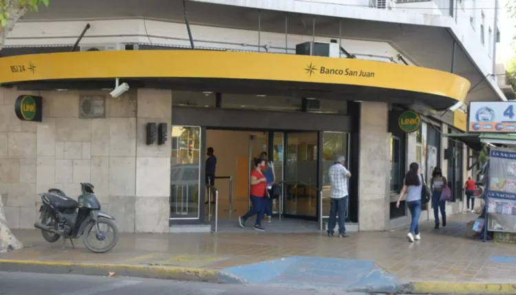 Demanda colectiva al Banco San Juan por cobros indebidos en compras en dólares