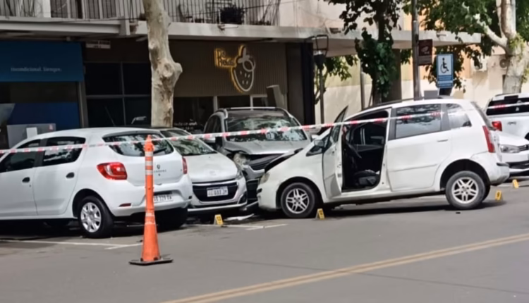 Violento choque en pleno centro: un auto y una camioneta impactaron en un cruce sin semáforos y destrozaron cuatro vehículos estacionados
