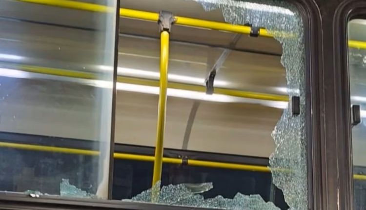 Violencia urbana en Rawson: apedrearon un colectivo en marcha y un estudiante resultó herido por los vidrios rotos