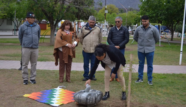 Valle Fértil plantó un algarrobo para reivindicar la historia de los pueblos originarios