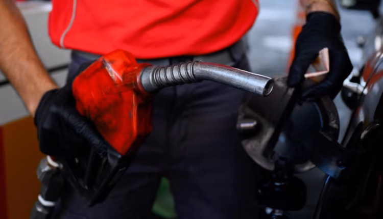 El Gobierno volvió a postergar el aumento de los impuestos que se trasladan a los precios de la nafta y el gasoil