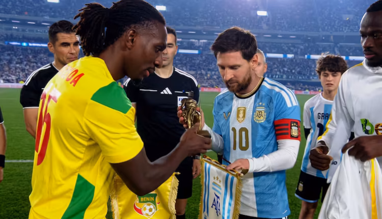 Emotivo presente: el particular y simbólico regalo que los jugadores de Benín le hicieron a Lionel Messi en su despedida