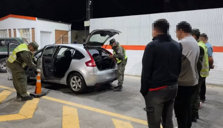 Operativo antidrogas en la Ruta 40: Gendarmería secuestró más de 7 kilos de cocaína ocultos en un auto y hay dos detenidos