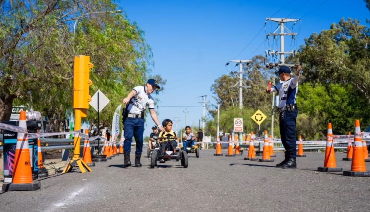 Educación vial y diversión: la Policía de San Juan organiza una jornada para chicos en la Plaza del Bicentenario