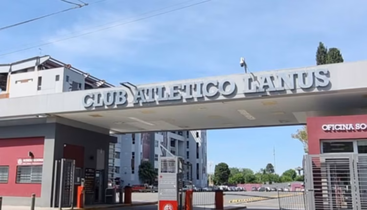 Internaron a un nene de 12 años luego de que se le cayera un arco de fútbol en la cabeza en el club Lanús
