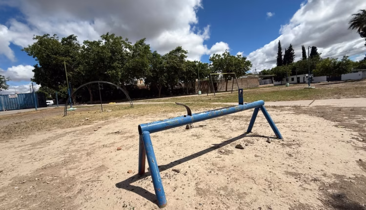 Abandono y peligro: el alarmante deterioro de la plaza frente al Hospital de Caucete