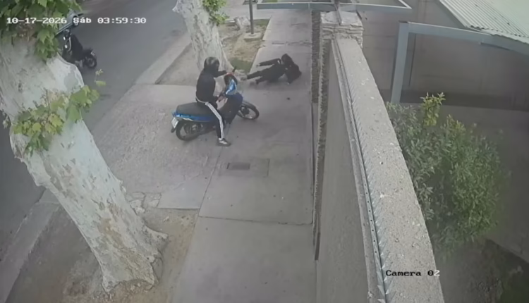 Inseguridad sin freno: derribaron a golpes a una enfermera para robarle la moto en el barrio Del Bono