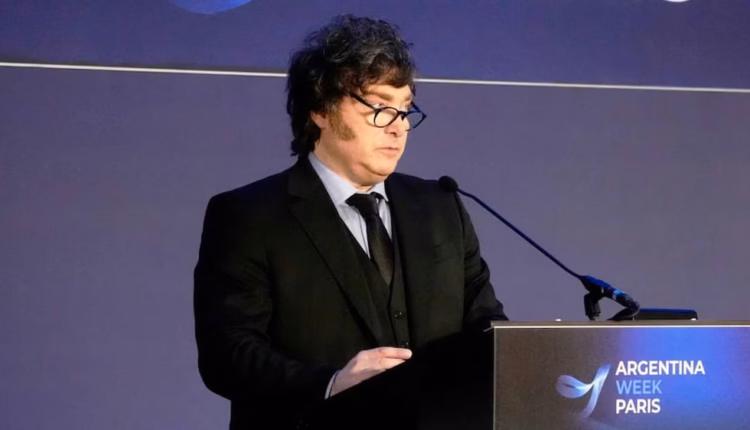 Milei dijo en París que tiene una “bazuca” de USD 75.000 millones para enfrentar “intentos desestabilizadores”