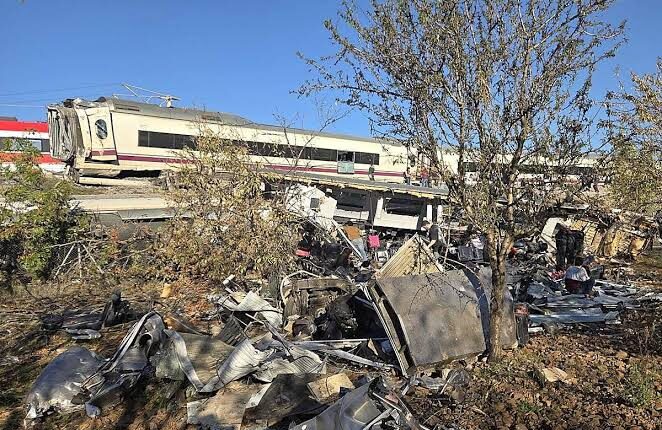 Tragedia ferroviaria en España: al menos 50 muertos y más de 179 heridos tras el choque de dos trenes