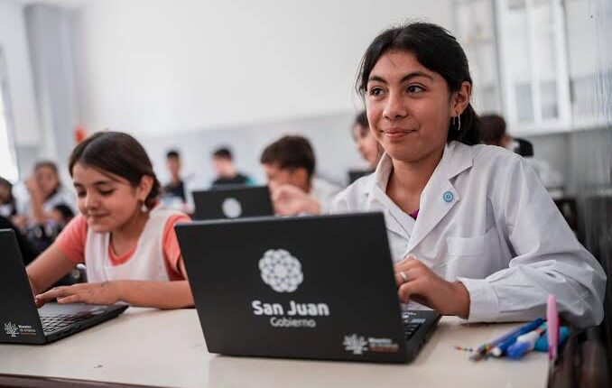 San Juan denunció la venta ilegal de computadoras escolares y advirtió que serán bloqueadsa