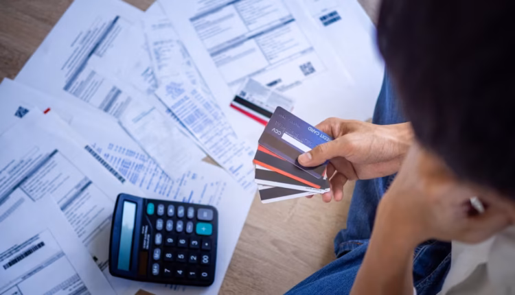 Familias endeudadas: la mora bajó en septiembre, pero aumentaron los saldos refinanciados