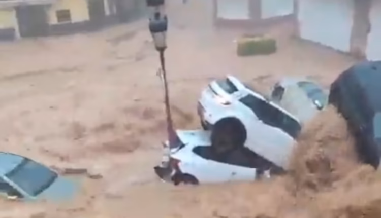 Una fuerte lluvia inundó las calles de Albacete: autos arrastrados, calles intransitables y estado de emergencia