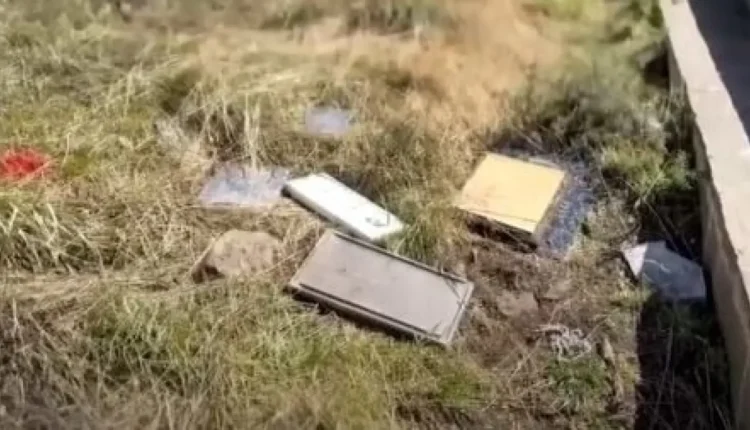 Malvinas: denuncian el hallazgo de homenajes a los caídos tirados fuera del Cementerio de Darwin